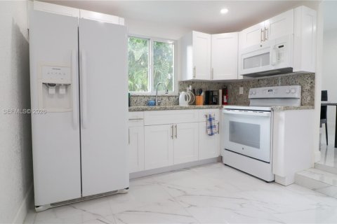 House in Miami, Florida 4 bedrooms, 134.43 sq.m. № 2040694 - photo 9