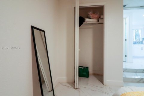 House in Miami, Florida 4 bedrooms, 134.43 sq.m. № 2040694 - photo 13