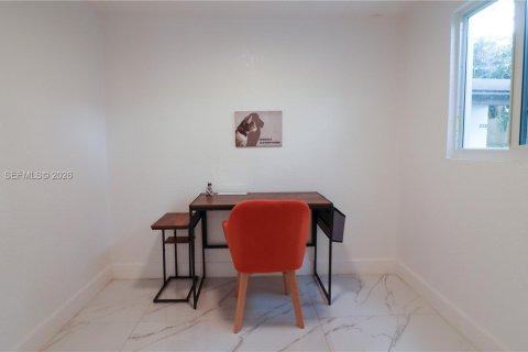 House in Miami, Florida 4 bedrooms, 134.43 sq.m. № 2040694 - photo 17