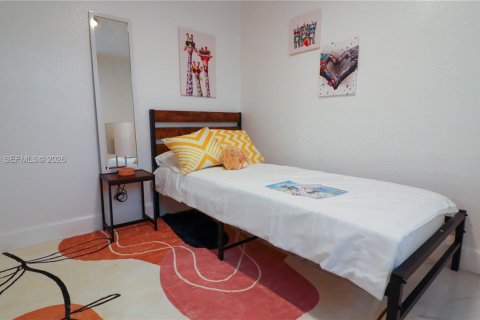 House in Miami, Florida 4 bedrooms, 134.43 sq.m. № 2040694 - photo 16