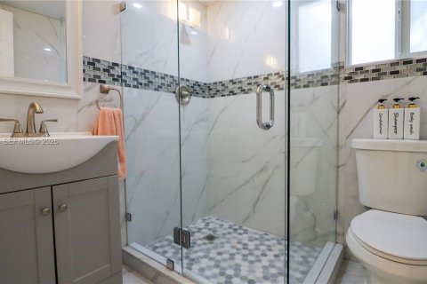 House in Miami, Florida 4 bedrooms, 134.43 sq.m. № 2040694 - photo 22