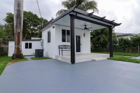 House in Miami, Florida 4 bedrooms, 134.43 sq.m. № 2040694 - photo 28