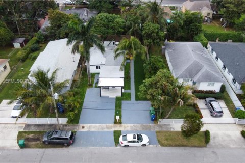 House in Miami, Florida 4 bedrooms, 134.43 sq.m. № 2040694 - photo 2