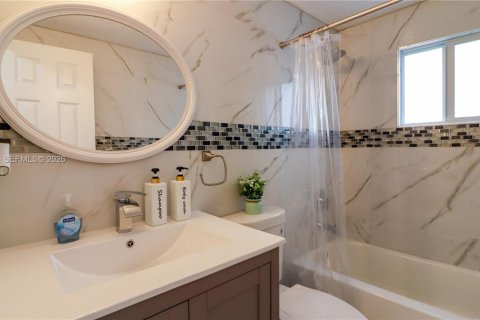 House in Miami, Florida 4 bedrooms, 134.43 sq.m. № 2040694 - photo 23