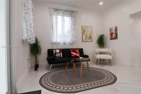 House in Miami, Florida 4 bedrooms, 134.43 sq.m. № 2040694 - photo 6
