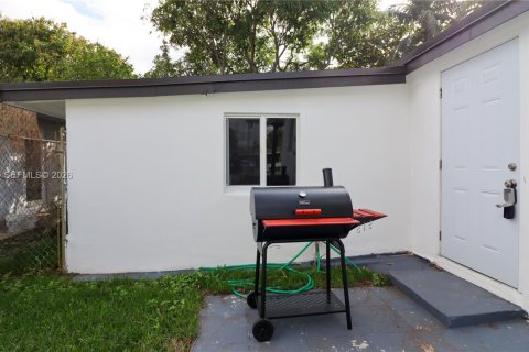 House in Miami, Florida 4 bedrooms, 134.43 sq.m. № 2040694 - photo 24