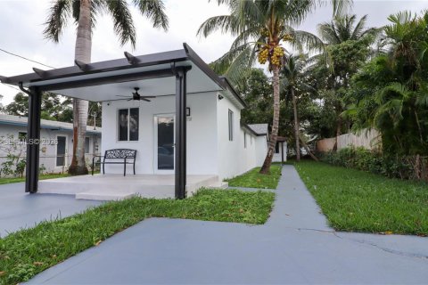 House in Miami, Florida 4 bedrooms, 134.43 sq.m. № 2040694 - photo 26