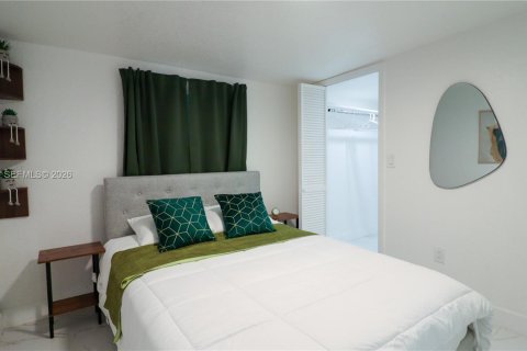 House in Miami, Florida 4 bedrooms, 134.43 sq.m. № 2040694 - photo 19