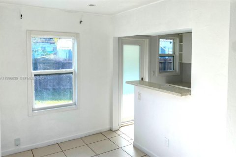 Casa en alquiler en Biscayne Park, Florida, 2 dormitorios, 83.61 m2 № 2058674 - foto 3