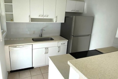 Casa en alquiler en Biscayne Park, Florida, 2 dormitorios, 83.61 m2 № 2058674 - foto 4