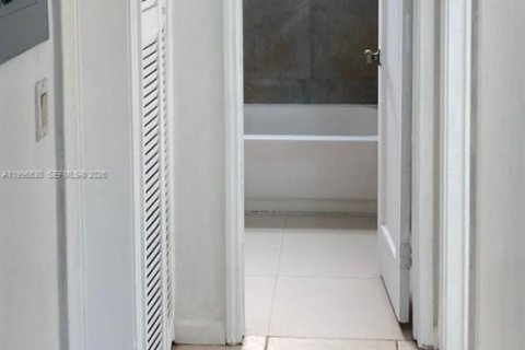 Casa en alquiler en Biscayne Park, Florida, 2 dormitorios, 83.61 m2 № 2058674 - foto 6