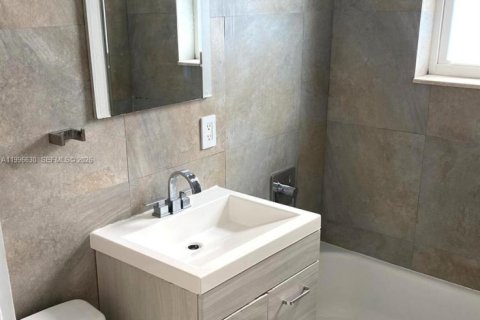 Casa en alquiler en Biscayne Park, Florida, 2 dormitorios, 83.61 m2 № 2058674 - foto 5