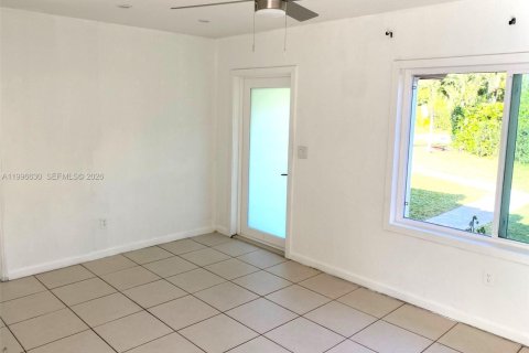 Casa en alquiler en Biscayne Park, Florida, 2 dormitorios, 83.61 m2 № 2058674 - foto 2