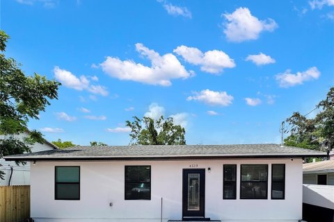 Casa en alquiler en Orlando, Florida, 5 dormitorios, 240.8 m2 № 1877105 - foto 1