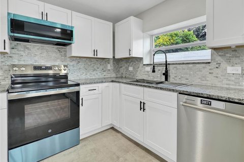 Casa en alquiler en Orlando, Florida, 5 dormitorios, 240.8 m2 № 1877105 - foto 17