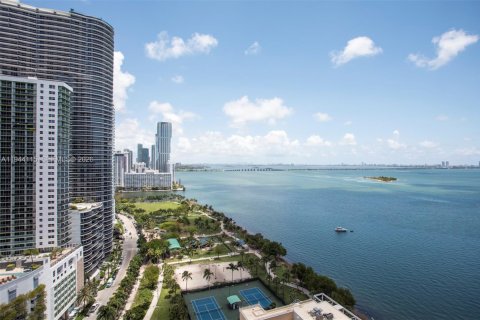 Condo in Miami, Florida, 1 bedroom  № 2001024 - photo 6