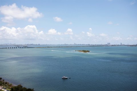 Condo in Miami, Florida, 1 bedroom  № 2001024 - photo 5