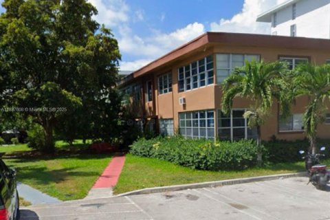 Immobilier commercial à vendre à Bay Harbor Islands, Floride: 453.18 m2 № 1937116 - photo 2