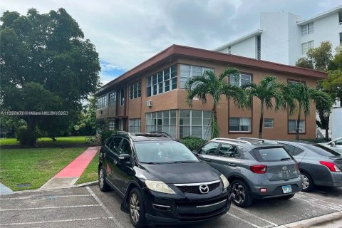 Immobilier commercial à vendre à Bay Harbor Islands, Floride: 453.18 m2 № 1937116 - photo 4