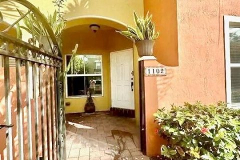 Townhouse in Tamarac, Florida 3 bedrooms, 142.7 sq.m. № 2250861 - photo 2