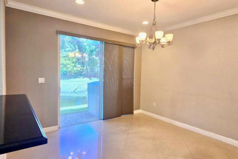 Townhouse in Tamarac, Florida 3 bedrooms, 142.7 sq.m. № 2250861 - photo 8