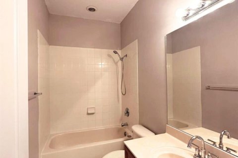 Townhouse in Tamarac, Florida 3 bedrooms, 142.7 sq.m. № 2250861 - photo 15