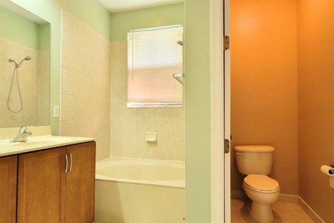 Townhouse in Tamarac, Florida 3 bedrooms, 142.7 sq.m. № 2250861 - photo 12