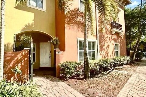 Townhouse in Tamarac, Florida 3 bedrooms, 142.7 sq.m. № 2250861