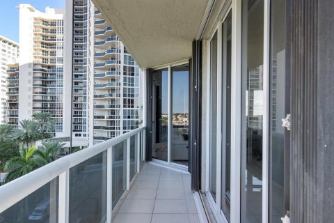 Condo in Fort Lauderdale, Florida, 3 bedrooms № 2081533 - photo 22