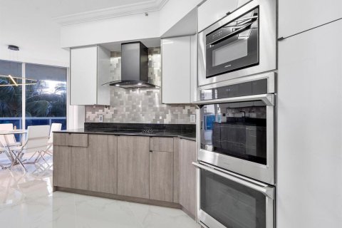Condo in Fort Lauderdale, Florida, 3 bedrooms № 2081533 - photo 1