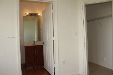 Touwnhouse à louer à Miami, Floride: 3 chambres, 132.01 m2 № 1997541 - photo 4