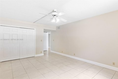 Condo in Weston, Florida, 2 bedrooms  № 2029560 - photo 17