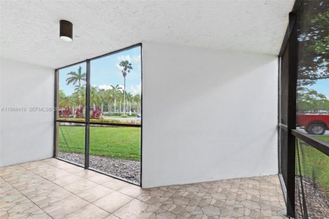 Condo in Weston, Florida, 2 bedrooms  № 2029560 - photo 25