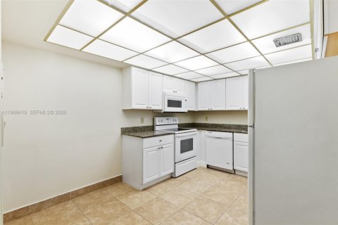 Condo in Weston, Florida, 2 bedrooms  № 2029560 - photo 10