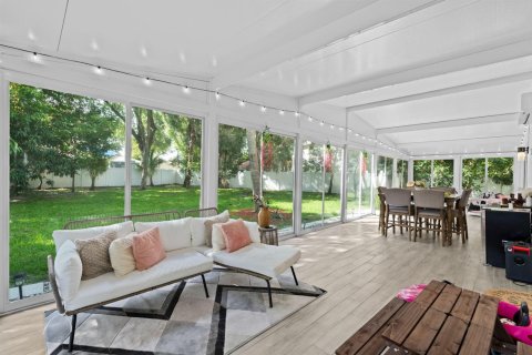 House in Lauderhill, Florida 4 bedrooms, 325.53 sq.m. № 2409214 - photo 5