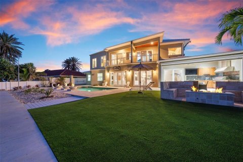 House in Holmes Beach, Florida 4 bedrooms, 448.72 sq.m. № 1642198 - photo 10
