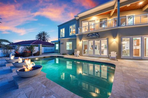 House in Holmes Beach, Florida 4 bedrooms, 448.72 sq.m. № 1642198 - photo 12