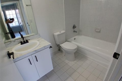 Townhouse in Miami, Florida 3 bedrooms, 106.84 sq.m. № 1964939 - photo 12