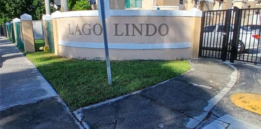 Townhouse in Miami, Florida 3 bedrooms, 106.84 sq.m. № 1964939