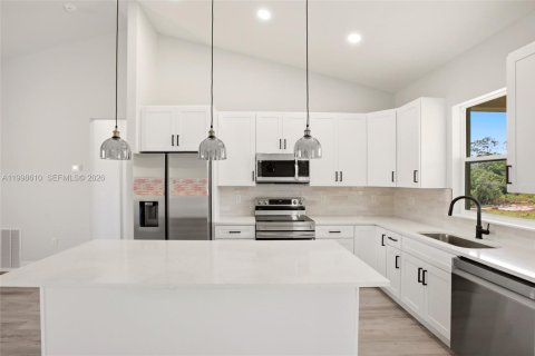 House in Lake Placid, Florida 3 bedrooms, 139.35 sq.m. № 2068842 - photo 8