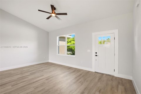 House in Lake Placid, Florida 3 bedrooms, 139.35 sq.m. № 2068842 - photo 2