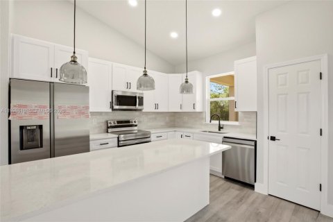 House in Lake Placid, Florida 3 bedrooms, 139.35 sq.m. № 2068842 - photo 6