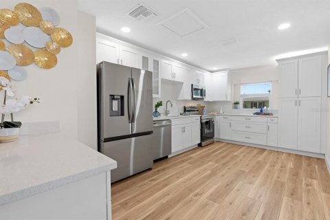 Casa en venta en Brandon, Florida, 4 dormitorios, 173.26 m2 № 2148011 - foto 11