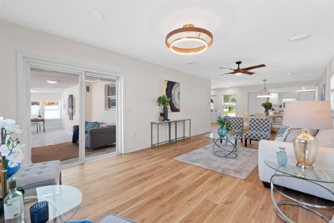 Casa en venta en Brandon, Florida, 4 dormitorios, 173.26 m2 № 2148011 - foto 17