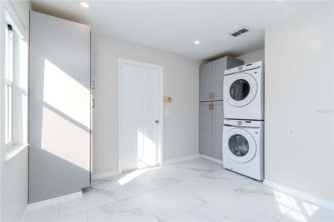 House in Weeki Wachee, Florida 2 bedrooms, 141.21 sq.m. № 1553379 - photo 13