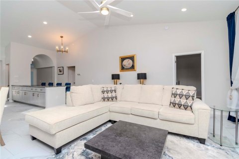 House in Weeki Wachee, Florida 2 bedrooms, 141.21 sq.m. № 1553379 - photo 18