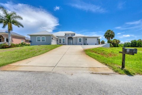 House in Placida, Florida 3 bedrooms, 200.11 sq.m. № 1912793 - photo 2