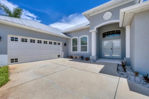 House in Placida, Florida 3 bedrooms, 200.11 sq.m. № 1912793 - photo 8