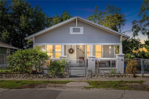House in Tampa, Florida 3 bedrooms, 98.1 sq.m. № 2359464