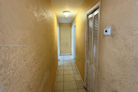 House in Pompano Beach, Florida 4 bedrooms, 112.23 sq.m. № 1871286 - photo 20